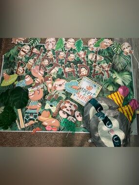 Happy Birthday Sloth decoration
Lot